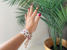 Charger l'image dans la galerie, BRACELET À NOUER - Popeline Ivoire Rose Rouge en Cœur