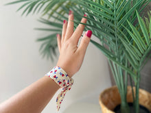 Charger l'image dans la galerie, BRACELET À NOUER - Popeline Ivoire Rose Rouge en Cœur