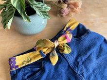 Charger l'image dans la galerie, CEINTURE FOULARD - Coton Moutarde Fleurs Fuchsias