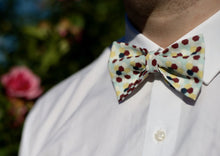 Charger l'image dans la galerie, Le nœud papillon Bleu Clair Violet Geometrik Pastel sera votre allié parfait pour les grandes occasions : mariage, baptême, anniversaire, EVG, soirée à thème...