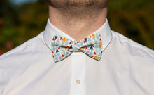 Charger l'image dans la galerie, NŒUD PAPILLON - Bleu Clair Rouge et Jaune Triangle Pastel