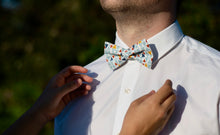 Charger l'image dans la galerie, NŒUD PAPILLON - Bleu Clair Rouge et Jaune Triangle Pastel