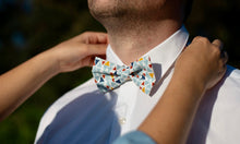 Charger l'image dans la galerie, NŒUD PAPILLON - Bleu Clair Rouge et Jaune Triangle Pastel