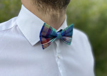 Charger l'image dans la galerie, Le nœud papillon bleu créole sera votre allié parfait pour les grandes occasions : mariage, baptême, anniversaire, EVG, soirée à thème...