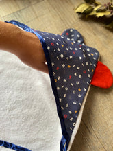 Charger l'image dans la galerie, SORTIE DE BAIN avec oreilles d'ourson - Bleu et Rouge Mickey