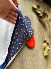 Charger l'image dans la galerie, SORTIE DE BAIN avec oreilles d'ourson - Bleu et Rouge Mickey