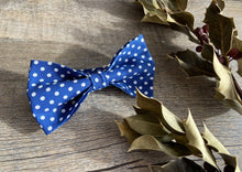 Charger l'image dans la galerie, Le nœud papillon Bleu à pois sera votre allié parfait pour les grandes occasions : mariage, baptême, anniversaire, EVG, soirée à thème...