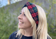 Charger l'image dans la galerie, HEADBAND TURBAN - Rouge et Vert Traditional Scottish