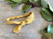 Charger l'image dans la galerie, HEADBAND BÉBÉ À NOUER - Jaune Double Gaze Moutarde