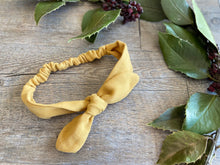 Charger l'image dans la galerie, HEADBAND BÉBÉ À NOUER - Jaune Double Gaze Moutarde